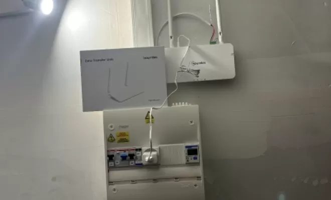 Alimentation électrique des panneaux photovoltaïques à son coffret
